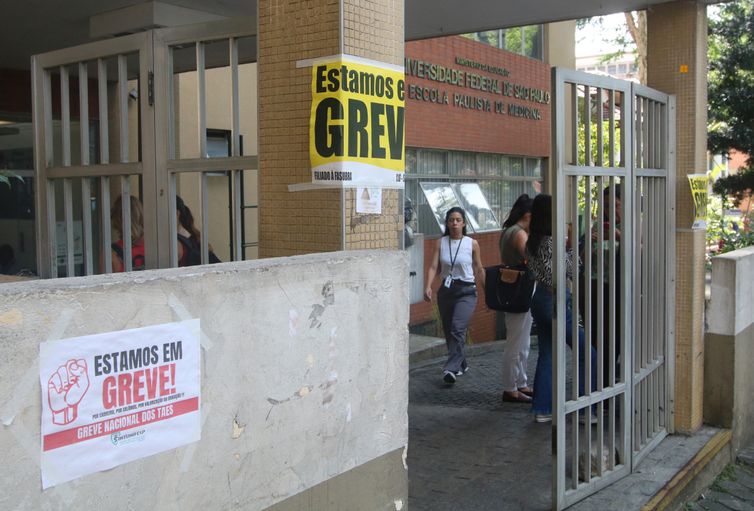 Docentes universitários em greve avaliam proposta do governo 