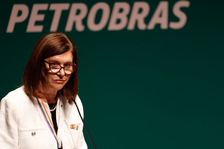 Em posse, Magda diz que petróleo vai financiar transição energética