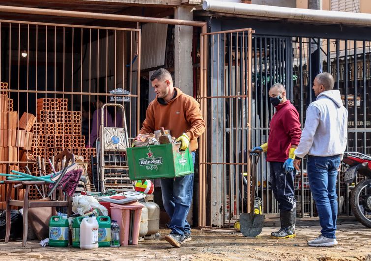 Enchentes paralisaram 63% das indústrias gaúchas, revela pesquisa