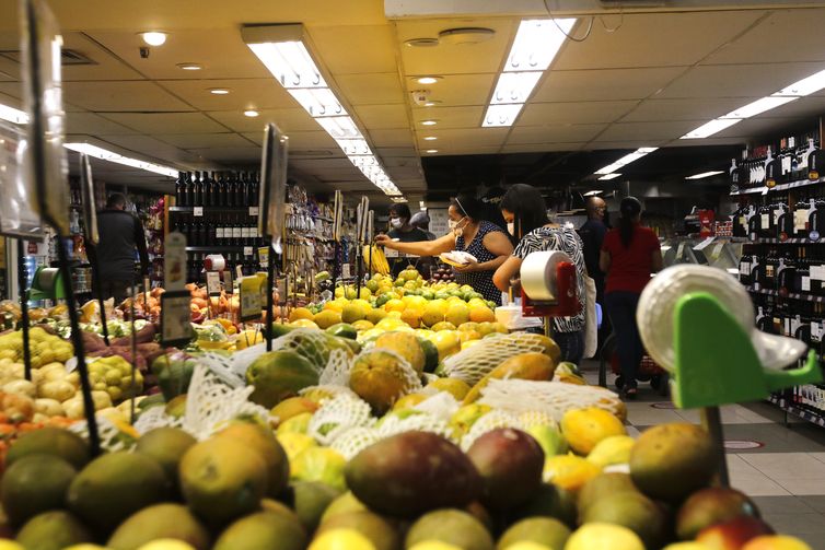 Com alta de 1,2% em maio, comércio cresce pelo 5º mês seguido