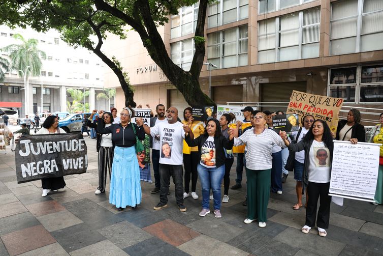 Família de João Pedro protesta contra decisão que absolveu policiais