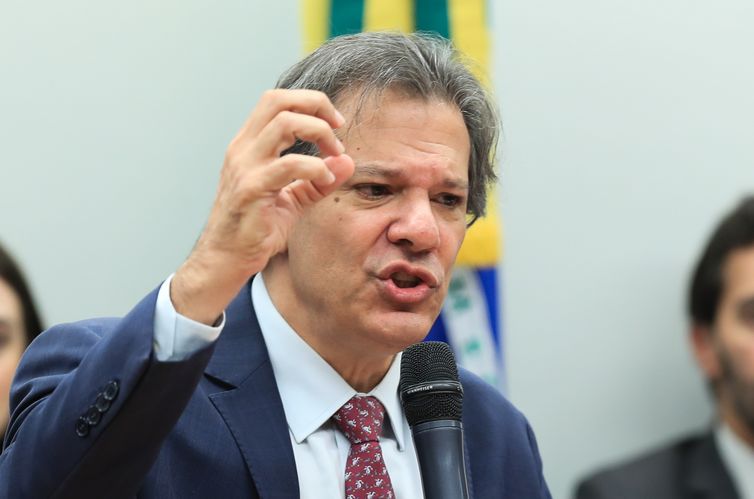 Haddad nega possibilidade de baixar IOF cambial para segurar dólar