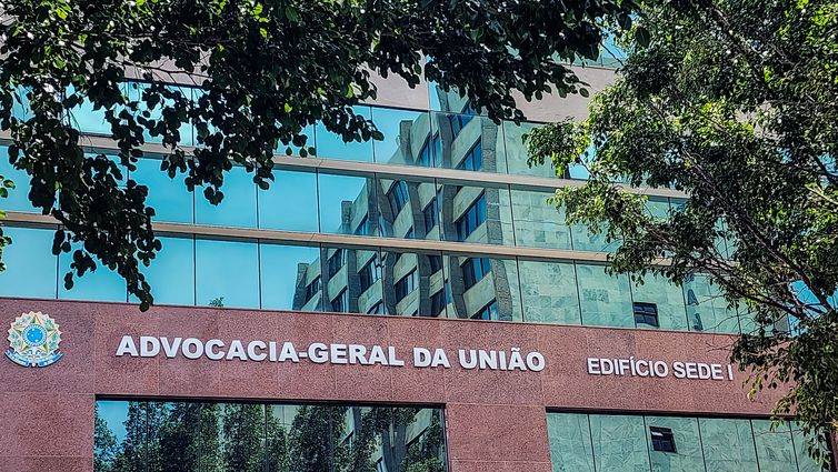 AGU dá parecer contra escolas cívico-militares do RS 