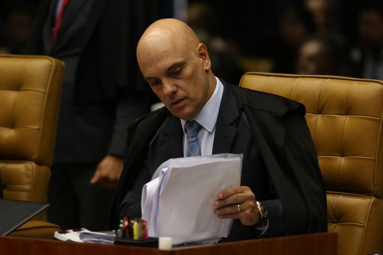 Moraes eleva multa contra rede social X por descumprimento de decisão 