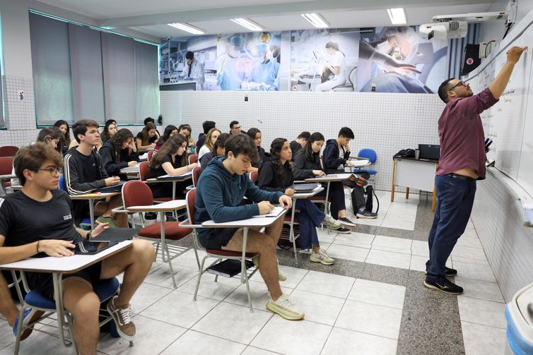 Candidatos se preparam para prova de redação do Enem no domingo