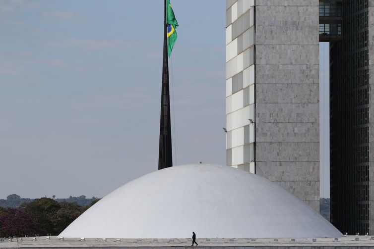 Senado aprova regras para controle de risco de produtos químicos