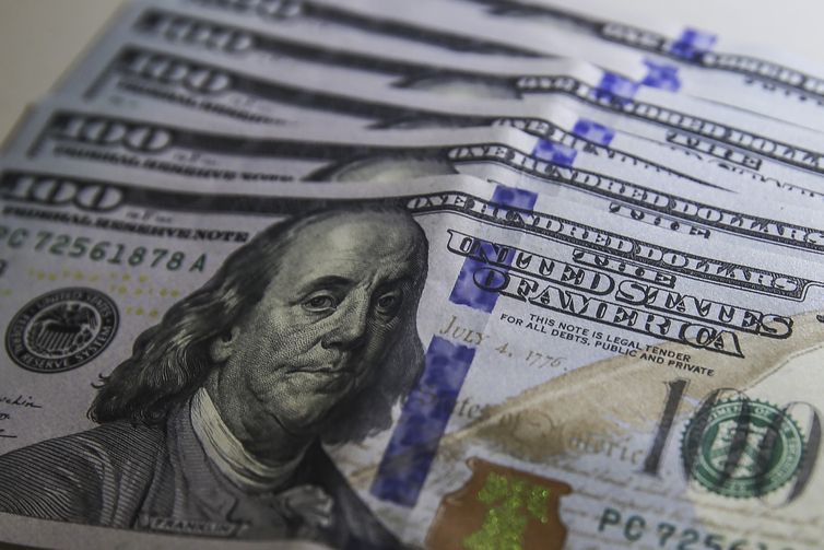 Dólar fecha na maior cotação do Plano Real na espera por cortes