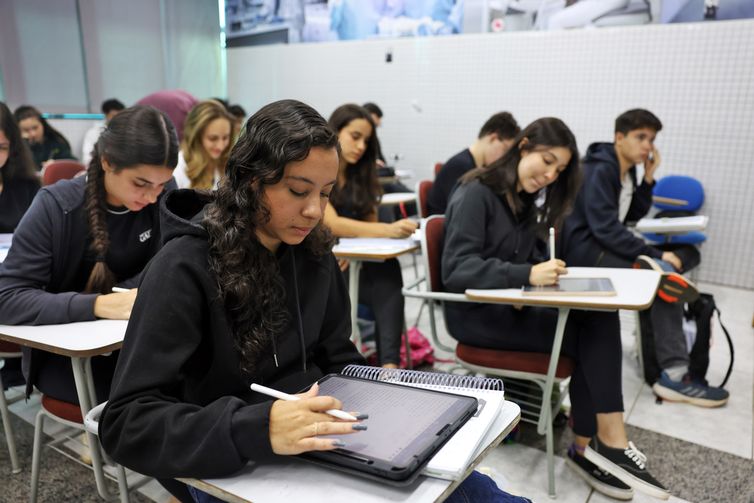 Enem: cursos populares são oportunidade para alunos de baixa renda