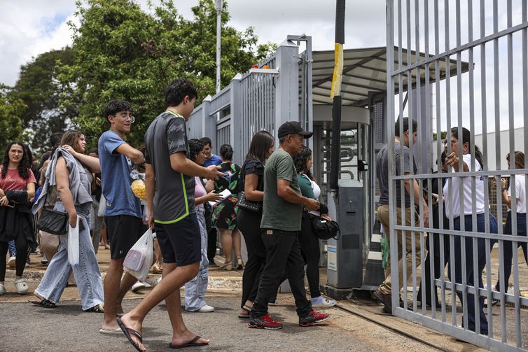 Estudantes aprovam tema da redação do Enem, mas acham prova cansativa