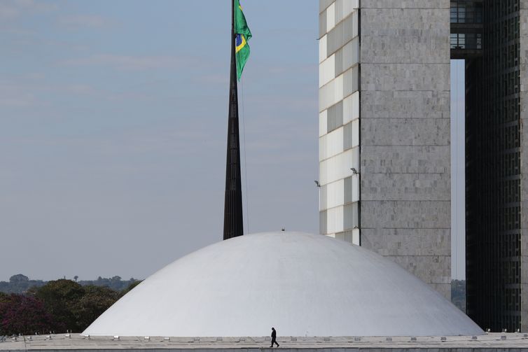 Senado adia votação de projeto que protege criança em ambiente digital