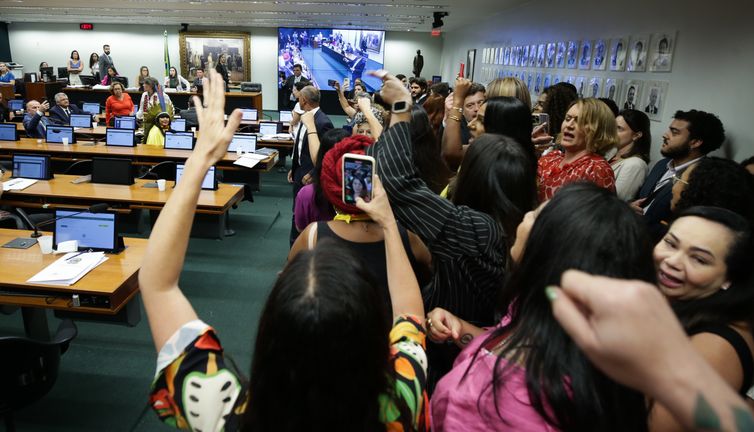 Sob protestos, CCJ da Câmara aprova PEC que proíbe aborto legal