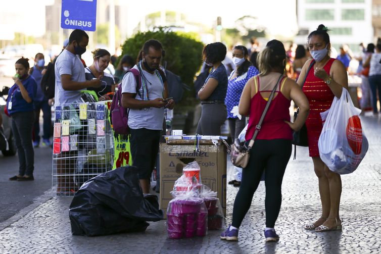 Brasileiros relatam menor renda e insegurança alimentar após pandemia