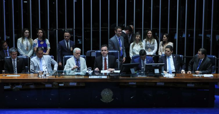 Congresso promulga emenda à Constituição para cortar gastos do governo