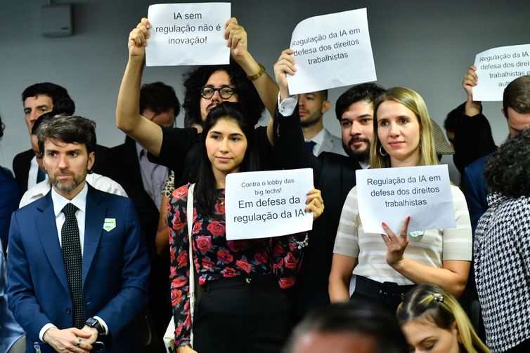 Debate sobre desinformação adia votação de projeto que regula IA