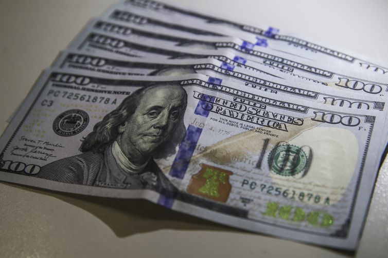 Dólar cai para R$ 6,04 em expectativa com reunião do Copom