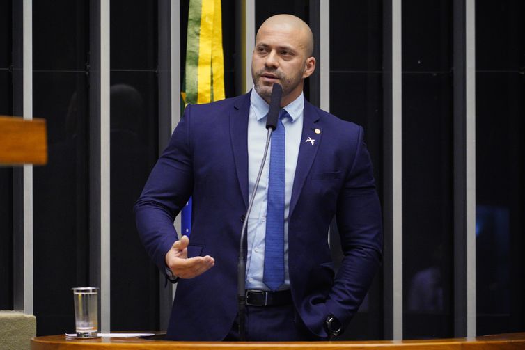 Moraes concede liberdade condicional a Daniel Silveira