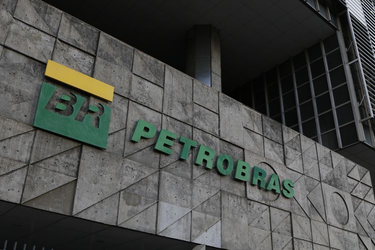 Petrobras contrata estaleiros catarinenses para 12 navios de suporte