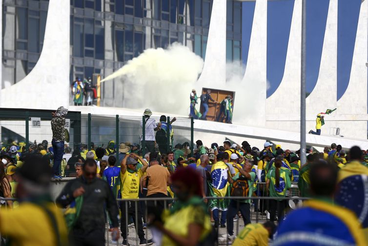 Após 2 anos dos ataques de 8/1, STF condenou 371; 122 estão foragidos