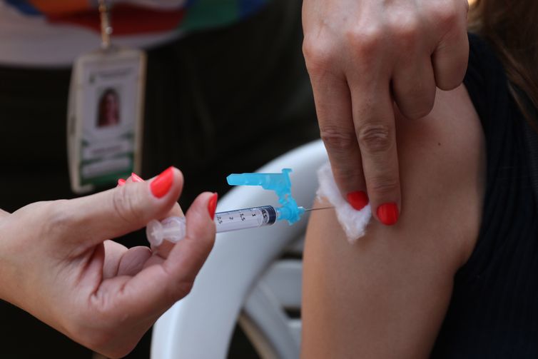 Rio vai ampliar faixa etária para vacinação da dengue para 16 anos