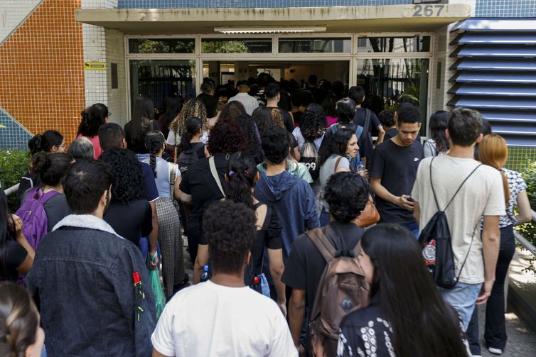 TCU suspende R$ 6 bilhões do Pé de Meia; MEC nega irregularidades