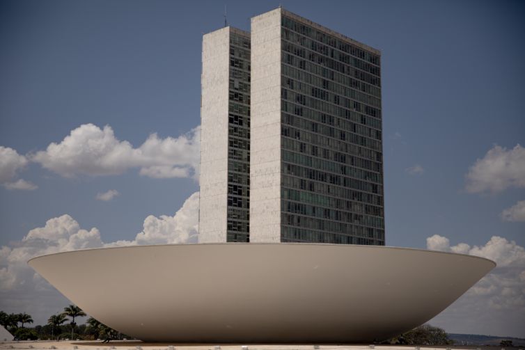 Câmara aprova pena para quem divulgar imagens de nudez geradas por IA