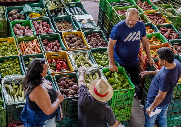 Inflação dos alimentos é explicada por menos oferta, diz IBGE