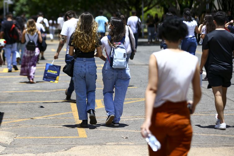 TCU decide liberar pagamentos do programa Pé-de-Meia 