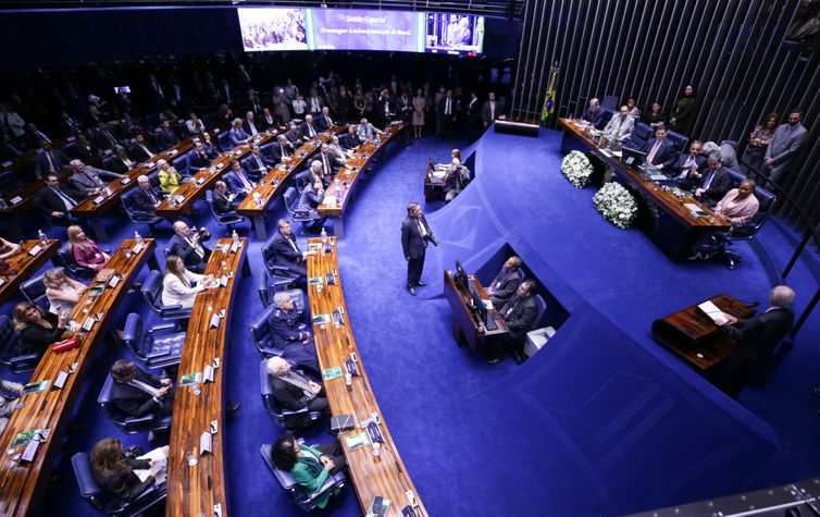 Em meio ao PL da Anistia, Senado homenageia redemocratização do Brasil