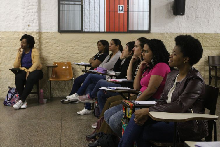 Rede de cursinhos populares dá bolsa de R$ 200 a estudantes