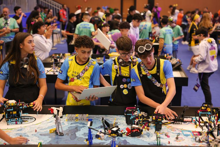 Torneio de robótica classifica estudantes para competição mundial